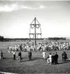 Dans runt midsommarstången under hantverksmässan i Kalmar 1947.