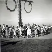 Dans kring midsommarstången under hantverksmässan i Kalmar 1947.