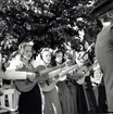 Frälsningsarmén underhåller med gitarr och sång under hantverksmässan i Kalmar 1947.