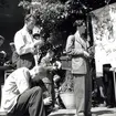 Fotografer och filmare som dokumenterar hantverksmässan i Kalmar 1947.