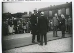 Kung Gustaf V och prins Eugen på Kalmar centralstation, i bakgrunden det tåg med ånglok han åker i.