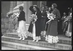 Brudtärnor på väg ut från domkyrkan. Bröllopet mellan Staffan Kronberg och Kerstin Margareta Olsson den14 maj 1932. Kerstin Margareta Olsson dotter till stadsarkitek J Fred Olsson. Staffan Kronberg var son till konstnär Julius Kronberg.