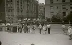 Bild tagen vid resa till USA i september 1977, då var det de dövblindas världskongress, den första Helen Keller-konferensen. En parad med ridande polis.