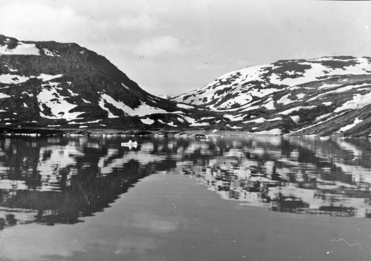 Storglomvatnet. Tærskald-tunnelen 1265 m - 7m² (september 1953 - februar 1955).Thorleif Hoffs album 1, side 17. Album fra Thorleif Hoff som dokumenterer anleggsvirksomheten i Glomfjord på 1950-tallet