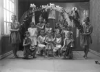 Teater Tablå klockarna 1923.
	Metallutfällning, fingeravtryck, repor.