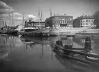 Hamnen i Vänersborg. fartygen Lars Olof och Ragnhild. Strandhotellet i bakgrunden.