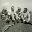 Ragnhild Boström, Sölve Göransson, okänd och Ulf Erik Hagberg vid platsen för Sankt Johannes kapell nära Ottenby.