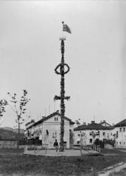 Midsommarstång med unionsflagga i toppen på S:t Jörgens sjuk