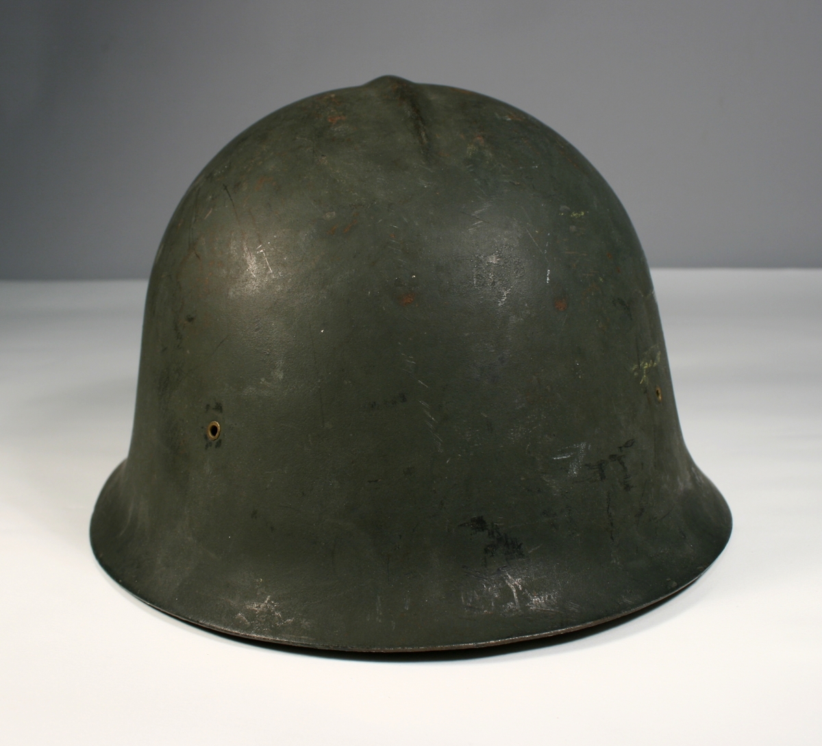 Det norske politimerket 1942-1945: skarv (ørn) med solkors og ekeløvskrans.