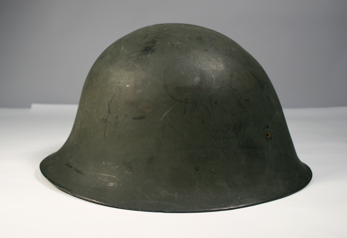 Det norske politimerket 1942-1945: skarv (ørn) med solkors og ekeløvskrans.