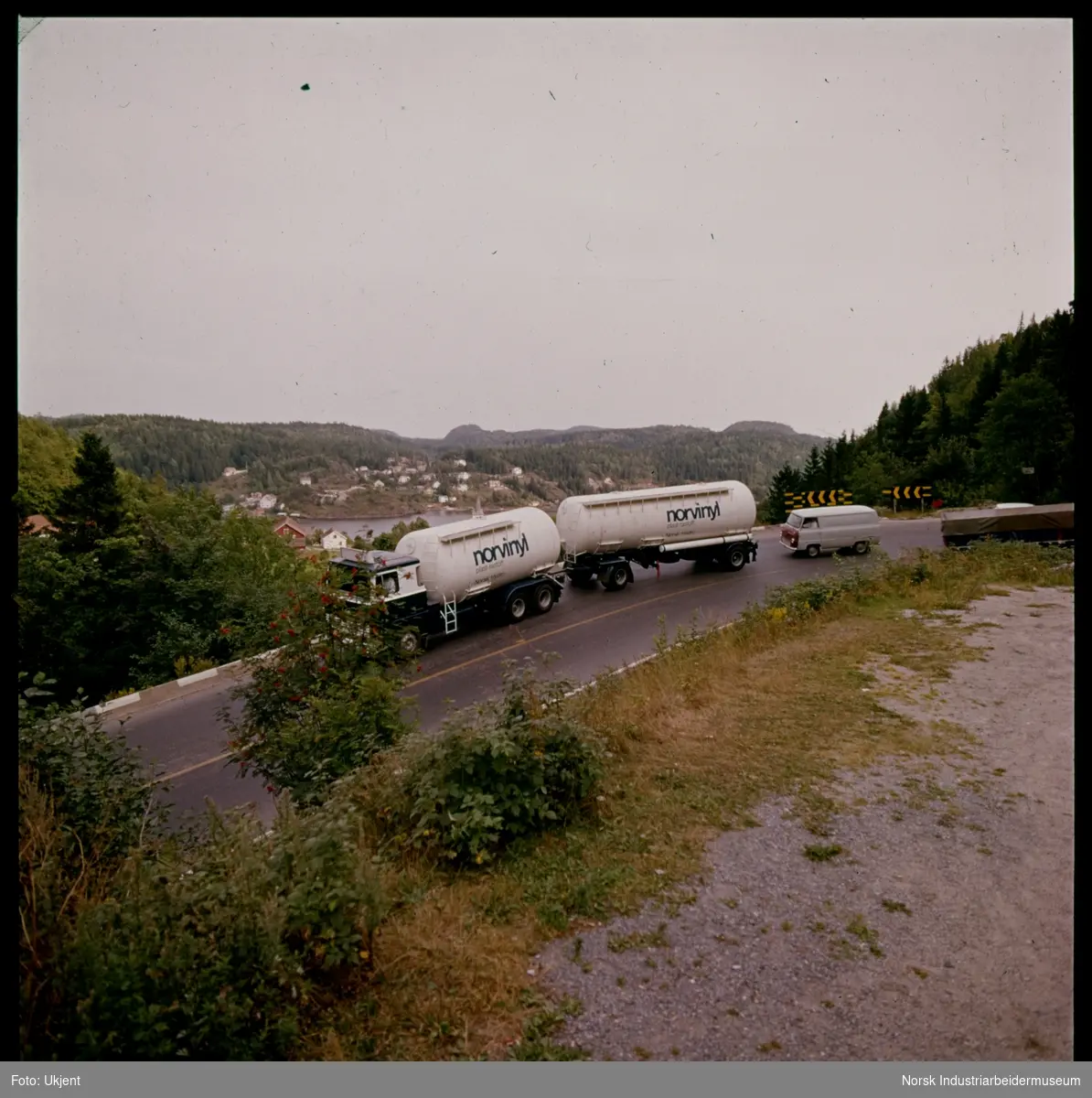 Norvinyl-bulkbil på landevei.