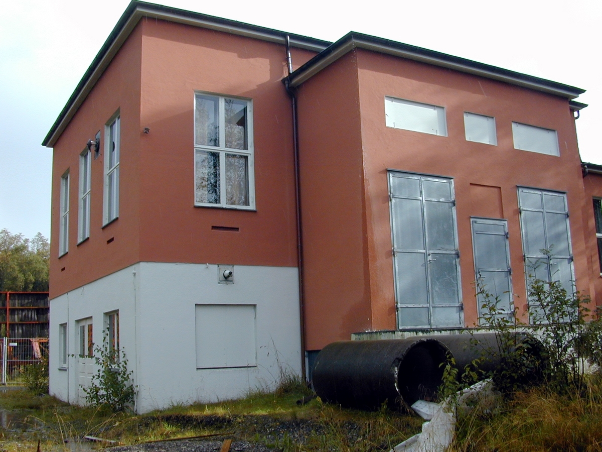 Askøy kringkaster er oppført i pusset betong i funkisstil, og stod ferdig i 1936-37. Senderbygningen på 24 x 12 meter fungerte som et stort senderkabinett for en 20 kW Telefunkensender fra Tyskland. Senderen er unik, fremdeles på plass og i god stand. Den ble nedlagt i 1978. Bygningen er toetasjes i halve bygget, enetasjes i resten. I bygningens sørvestre hjørne står transformatoren som transformerte spenningen ned til 230 Volt og leverte til senderens hovedtavle.

I mellometasjen (maskinrommet) er hovedtavle, motorer, generatorer, roterende omformer og høyspenningslikeretter. 

I sokkeletasjen ble høyspenningen filtrert og levert til modulator og utgangstrinn. Her er også kjølevannspumpe, kjølevannstank og destillasjonsapparat. Vannet passerer en radiator hvor luft passerer ved hjelp av en stor ventilator. Marconisenderkabinettet på 1 kW er også plassert her.

I den øverste etasjen står Telefunkensenderen med høyfrekvensforsterkere, lavfrekvensforsterkere, avstemmings – og antennetilpasningsenheter, linjeforsterkere, kontrollorganer og kontrollpult med styringsutstyr.

Det var to høye 150 meter master tilknyttet huset. Huset var i en periode panelt med stående og liggende bord.
