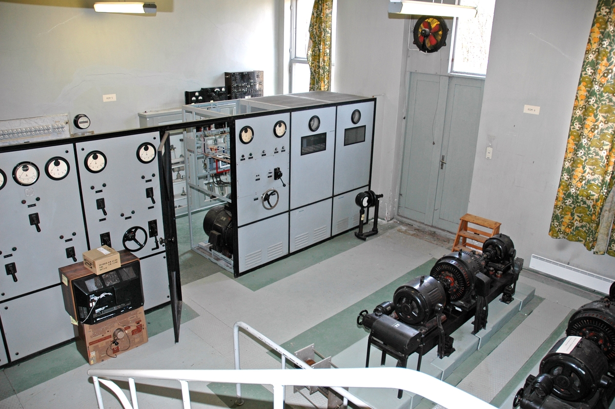 Askøy kringkaster er oppført i pusset betong i funkisstil, og stod ferdig i 1936-37. Senderbygningen på 24 x 12 meter fungerte som et stort senderkabinett for en 20 kW Telefunkensender fra Tyskland. Senderen er unik, fremdeles på plass og i god stand. Den ble nedlagt i 1978. Bygningen er toetasjes i halve bygget, enetasjes i resten. I bygningens sørvestre hjørne står transformatoren som transformerte spenningen ned til 230 Volt og leverte til senderens hovedtavle.

I mellometasjen (maskinrommet) er hovedtavle, motorer, generatorer, roterende omformer og høyspenningslikeretter. 

I sokkeletasjen ble høyspenningen filtrert og levert til modulator og utgangstrinn. Her er også kjølevannspumpe, kjølevannstank og destillasjonsapparat. Vannet passerer en radiator hvor luft passerer ved hjelp av en stor ventilator. Marconisenderkabinettet på 1 kW er også plassert her.

I den øverste etasjen står Telefunkensenderen med høyfrekvensforsterkere, lavfrekvensforsterkere, avstemmings – og antennetilpasningsenheter, linjeforsterkere, kontrollorganer og kontrollpult med styringsutstyr.

Det var to høye 150 meter master tilknyttet huset. Huset var i en periode panelt med stående og liggende bord.