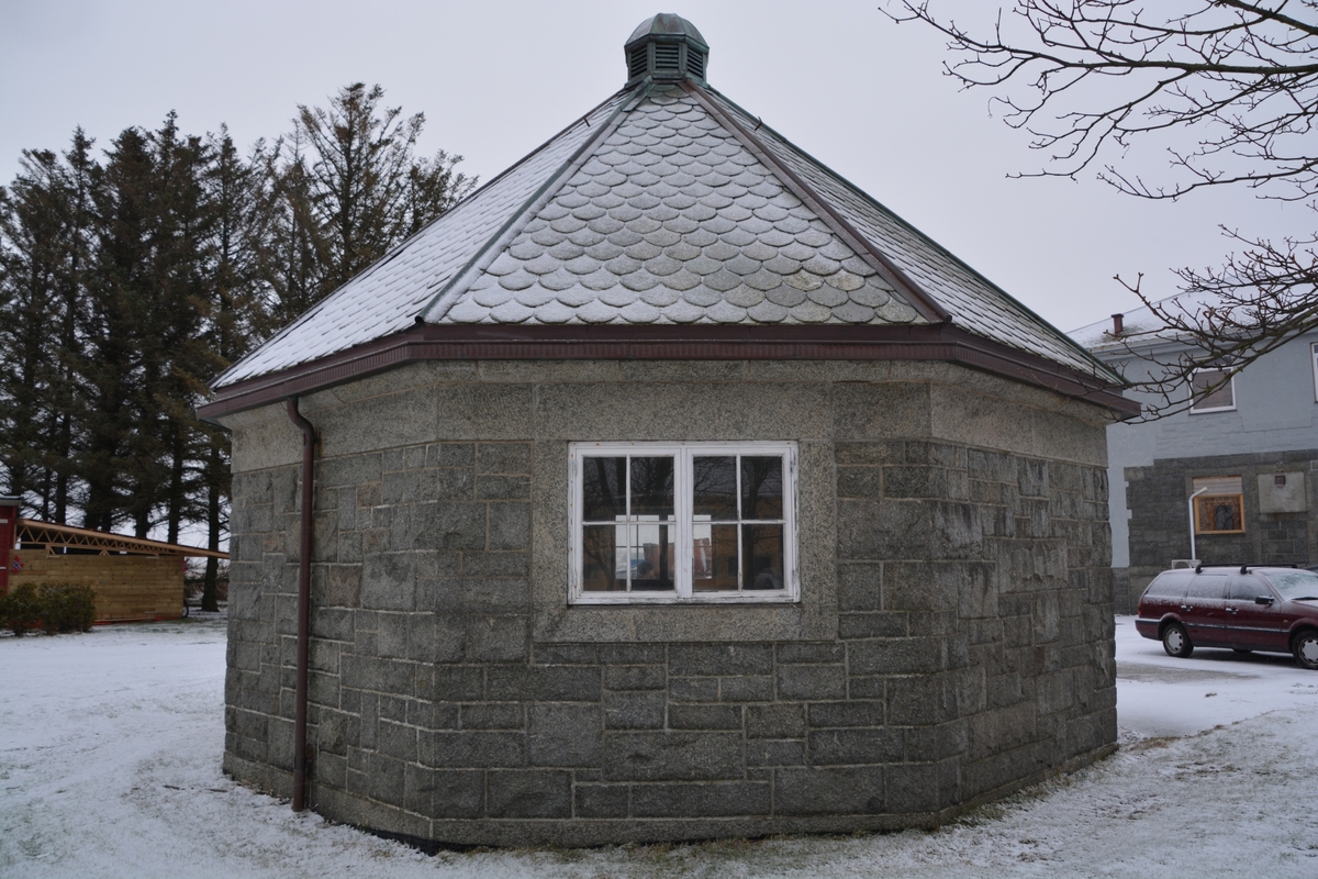 Sekskantet akkumulatorhus i granitt tegnet av arkitekt Ole Sverre. Mottakerstasjonen for Stavanger radio lå på Nærland i Hå. Stasjonen kom i drift i 1919, men fikk en kort levetid. Allerede 1926 ble den nedlagt, da mottakerstasjonen på Fornebu overtok. Det sekskantete akkumulatorhuset står igjen sammen med vanntårnet. Huset er av samme type som det på Ullandhaug. Transformatorhuset var et servicebygg som besørget strømforsyning til senderen og bolighusene som tilhørte anlegget