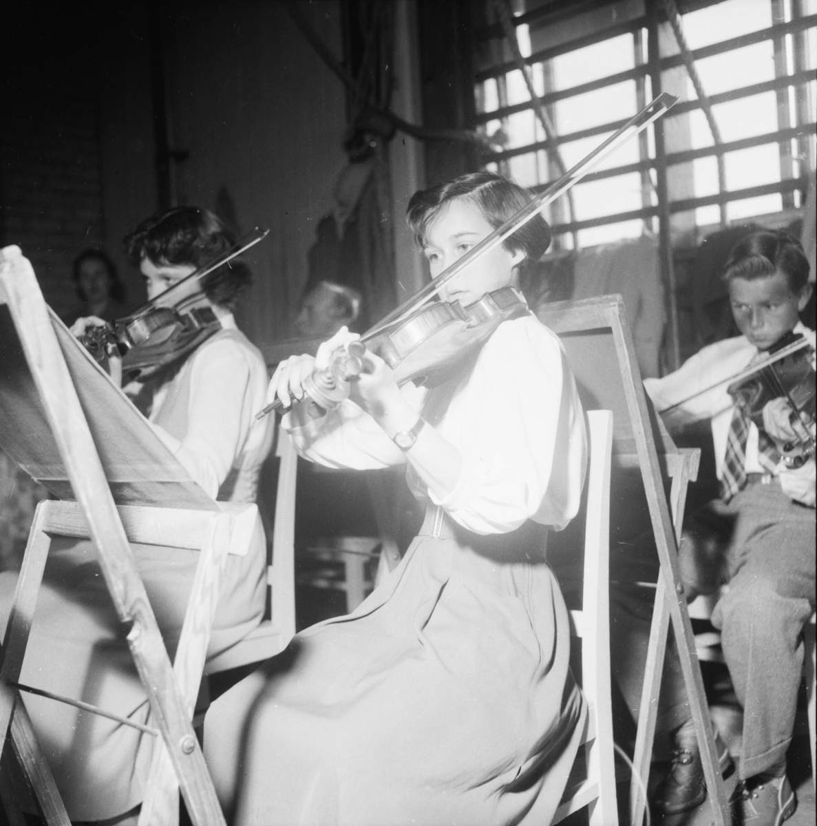 Vardens arkiv. "Skolekonsert på Lunde skole kl. 18.00"  13.05.1954