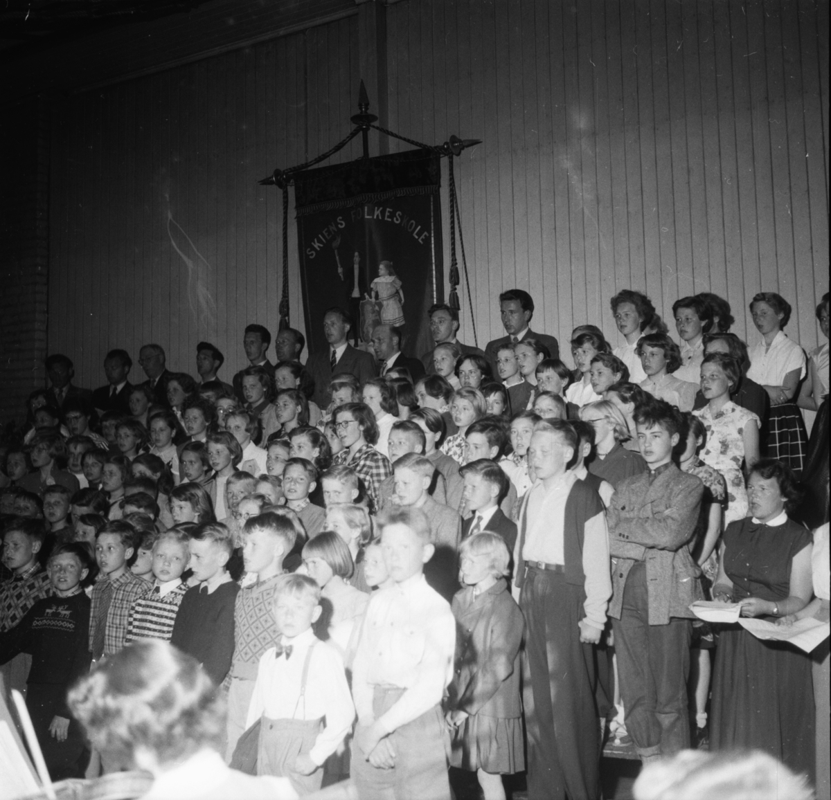 Vardens arkiv. "Skolekonsert på Lunde skole kl. 18.00"  13.05.1954