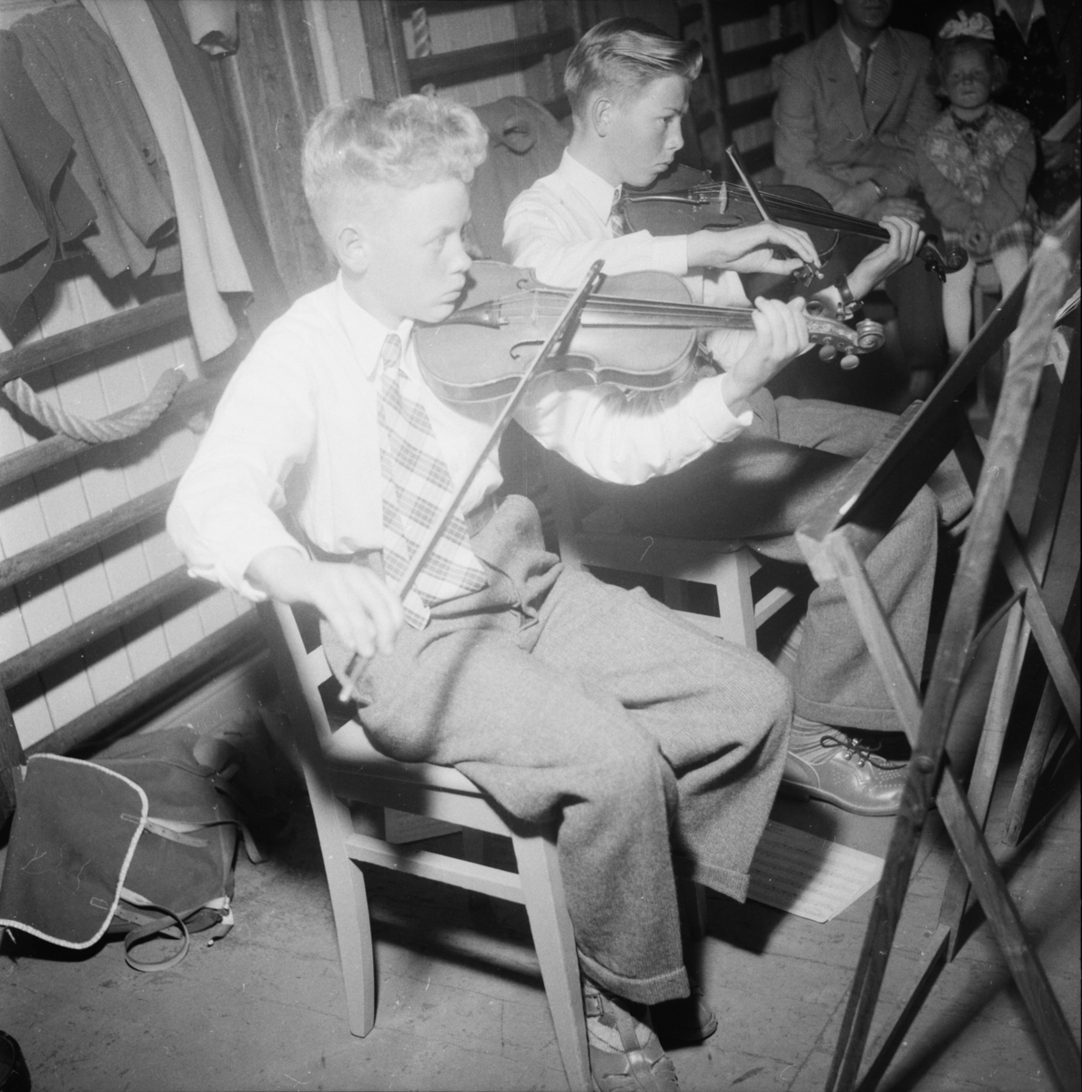 Vardens arkiv. "Skolekonsert på Lunde skole kl. 18.00"  13.05.1954