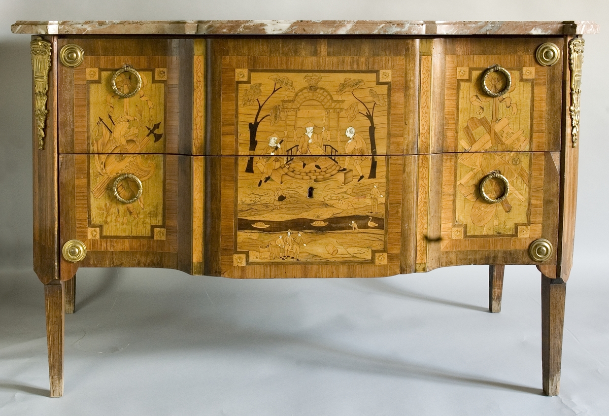 På framsidan dekor i intarsia med tre olika figurscener, inramade i rutor med markerade hörn. I mittfältet en sittande kines på en upphöjning under en genombruten baldakin omgiven av två män i västerländsk dräkt som spelar och sjunger. Två flankerande träd, i förgrunden ett vattendrag med två båtar och några män med tunnor. De vita ansiktena är inlagda med ben. Sidofälten har (enligt katalogkortet) emblem för krigisk idrott (till vänster) och fredlig idrott (till höger).
På byråns båda sidor samma motiv: en kvinna under en baldakin av tyg, ett träd, en antydd byggnad och ett vattendrag med en båt.