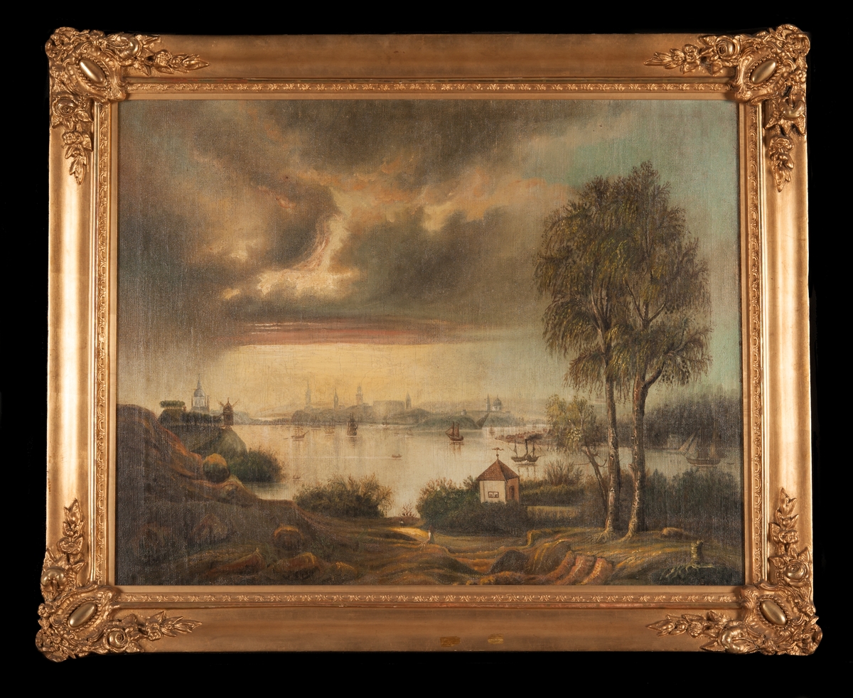 Stockholms ström sedd från Tegelviken med en mindre lusthusliknande byggnad i förgrunden, kvarn på platsen där Stora varvet senare kom att ligga (bergknallen vid Folkungagatans slut), Katarina kyrka, Riddarholmskyrkan, Storkyrkan, Tyska kyrkan (S:t Gertrud), Stockholms slott,  Jakobs kyrka, det äldre kastellet på Kastellholmen och Hedvig Eleonora Kyrka som geografiska markörer. Motiv troligen från 1820- 1830-talet.