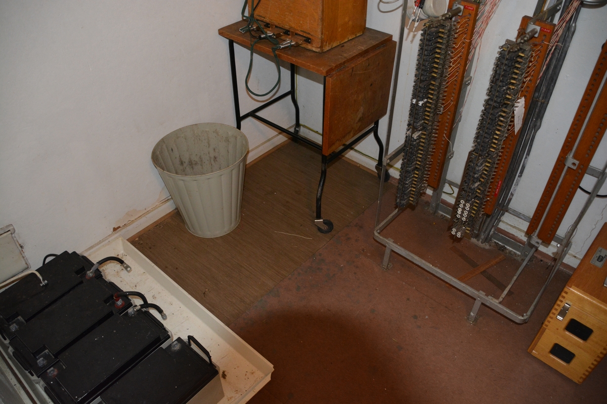 Råstad automatsentral ble bygget i 1942, og har stående bordkledning og metalltekket pyramidetak. Den tilhører førstegenerasjons automatsentraltype fra 1930 - og 40- årene. Den opprinnelige 7Dd-sentralen, som ble satt i drift 10. oktober 1942 for 70 nummer, er fremdeles på plass (2016).