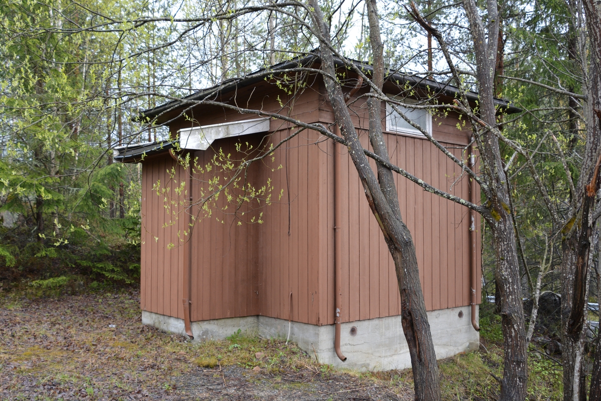 Meheia automatsentral representerer et typisk standardhus, som seinere er utvidet med et tilbygg for toalett. Sentralen ble bygget som en LO-30, også kalt bondesentral. Denne ble byttet ut med en 8B-sentral rundt 1970.