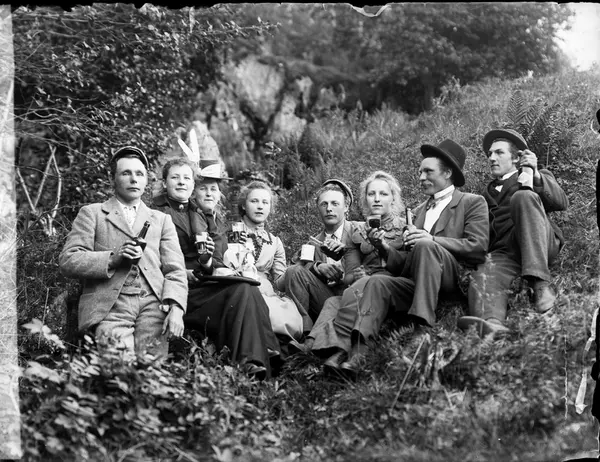 På tur ut i det fri. Gruppe med godt drikke