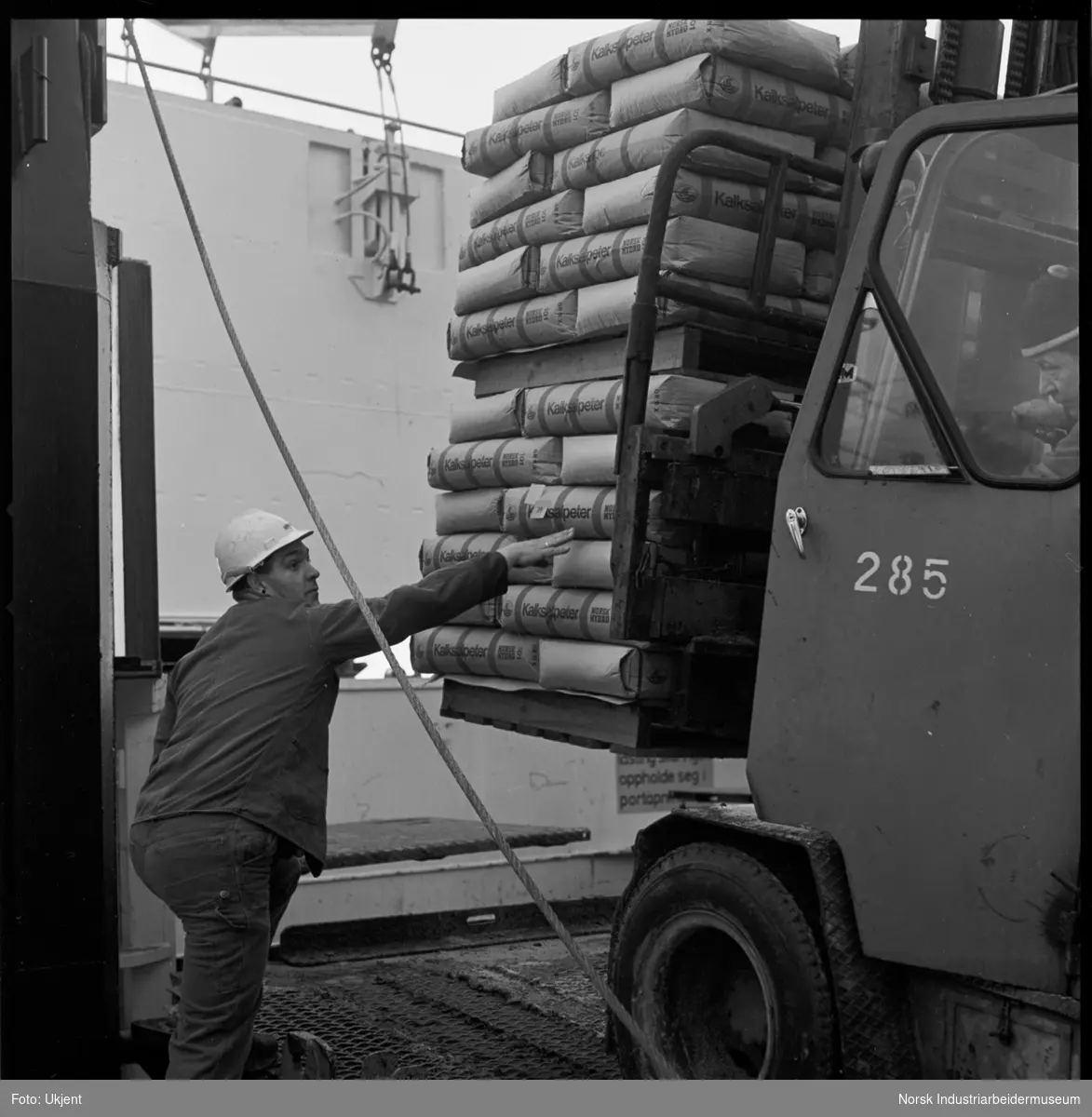 Odd W. Johansen kontrollerer paller med salpeter.