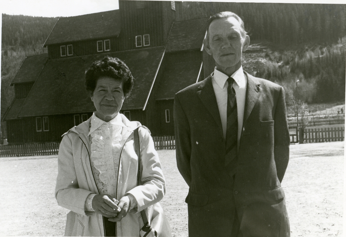En kvinne og en mann står foran en Begnadalen kirke.