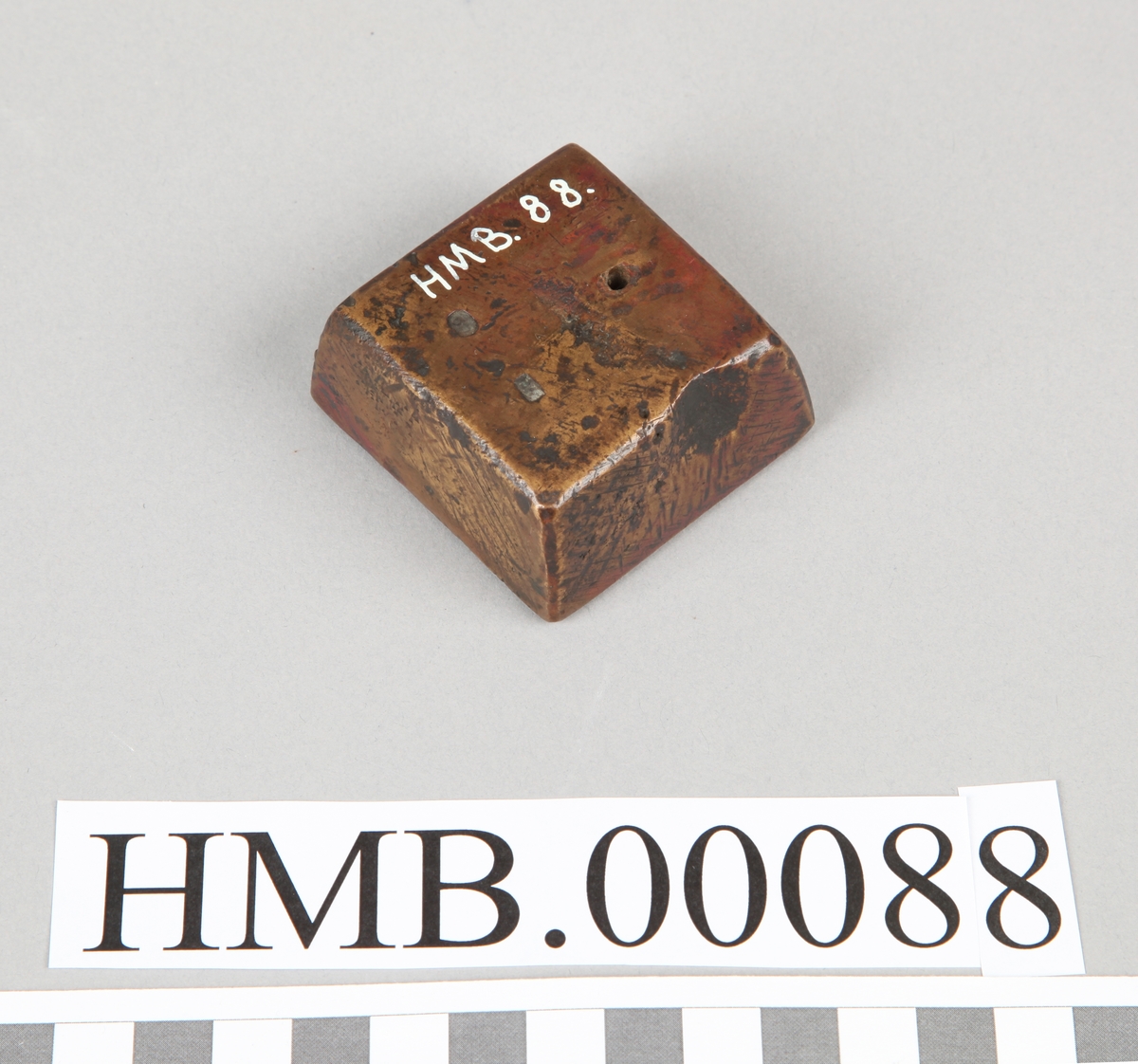Kvadratisk. Loddet har ant. vært 1 pund, det veier 470 g. Se eske HMB.00087.