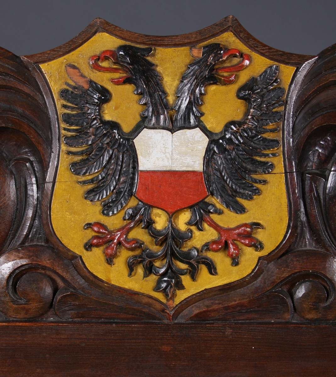 I utskjæringene over tre felter i sofaens rygg er det våpenskjold (byvåpen). Det venstre har en nøkkel, det i midten er Lübecks dobbeltørn, det høyre har en borg med tre tårn og en port. Over to av tårnene er det en stjerne, over tårnet i midten et kors. Rundt våpenskjoldene (byvåpnene) er det ranker og blad. I midtstykket mellom sofaens frontbein er det også ranker, og på armlene er det blad.