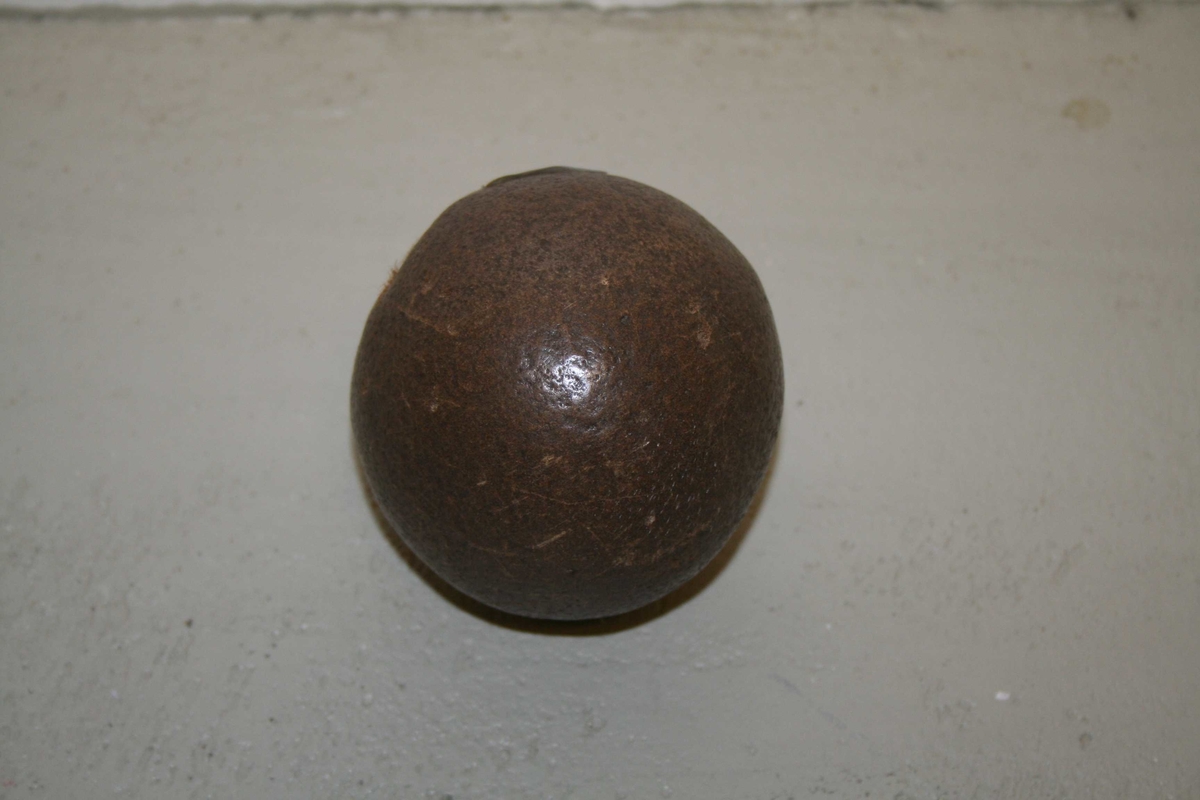 Denne gjenstanden er resultat av hår som har kommet inn i ein kumage, blanda seg med fôrrester og etter lang tid blitt en rund ball.

Det er uvisst om denne hårballen har vært brukt som bustein.