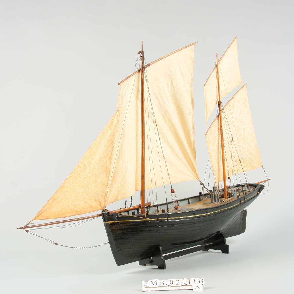 Modell av fiskekutter med rigg.