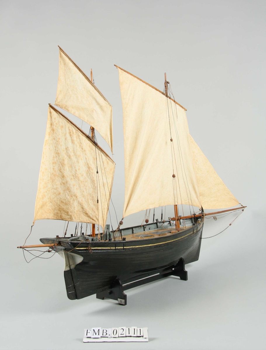 Modell av fiskekutter med rigg.