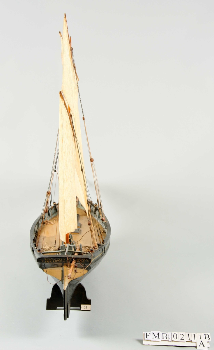 Modell av fiskekutter med rigg.