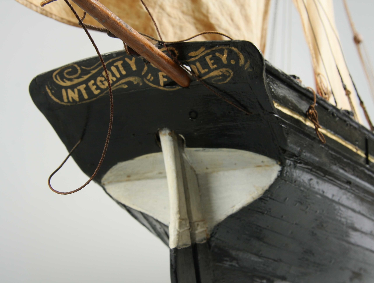 Modell av fiskekutter med rigg.