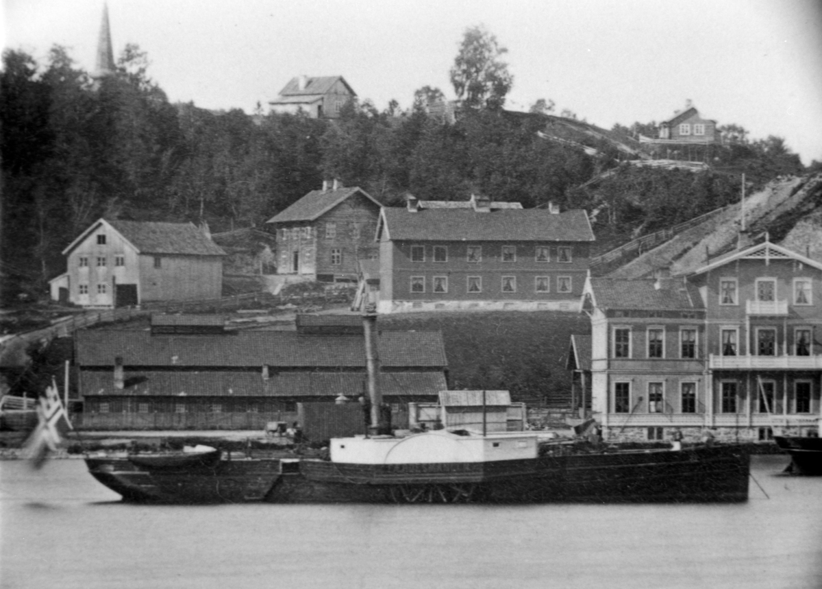 Eidsvoll, Jernbanebrygga, Eidsvoll stasjon, Mjøsbåtene D/S Færdesmanden til venstre og D/S Skibladner til høyre ved Eidsvoll damskipsbrygge. I bakgrunnen spiret på Eidsvoll kirke.