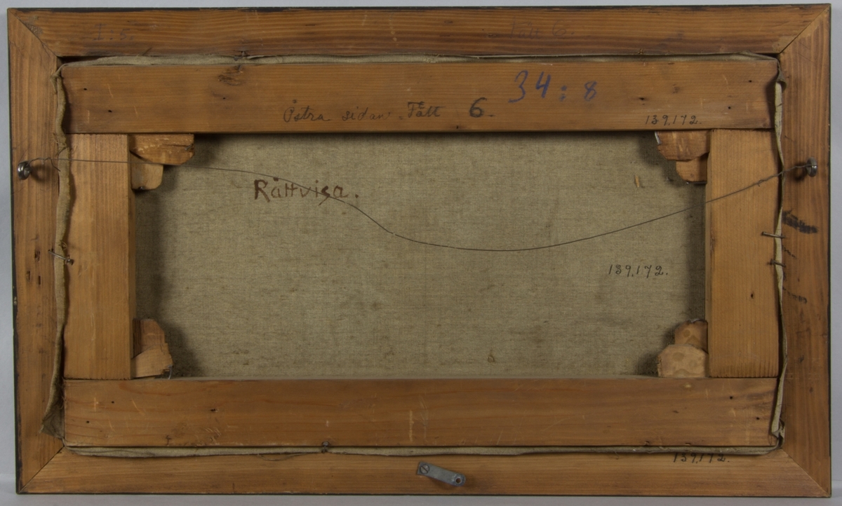 Ung sittande kvinna klädd i rosa klänning med en röd mantel över ena axeln symboliserande rättvisan. Hon sitter i högryggad stol. I högra handen håller hon en vågbalk med två vågskålar. I den andra håller hon ett delvis synligt svärd. I bakgrunden berg och molnformationer.