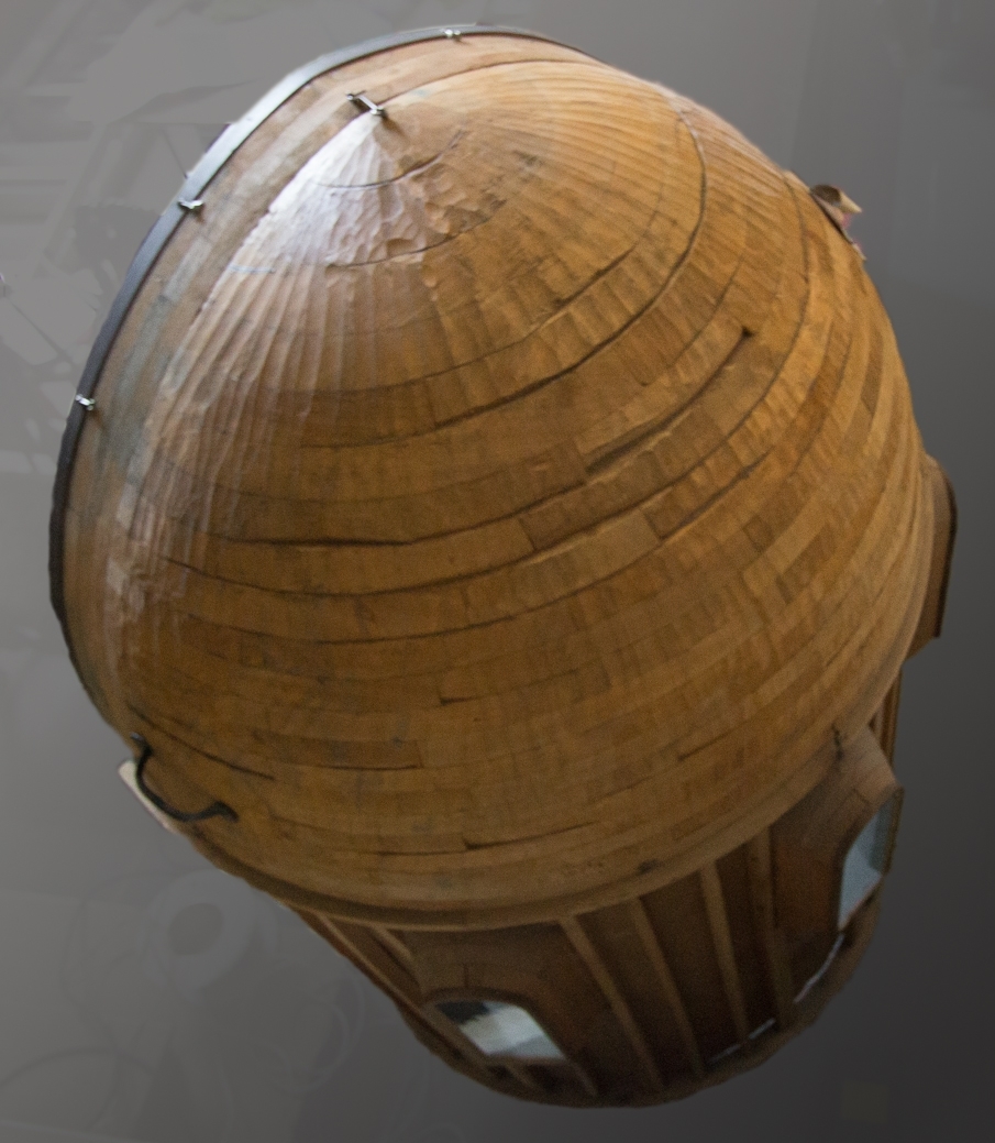 Modell till Lunds domkyrkas korabsid. I den halvsfäriska kupolen avbildas Jesus sittande i centrum på en upphöjd tron med höjd vänsterarm, Majestas Domini. I den högra hand håller han en bok. På var sida om honom en ängel. Över Jesus en guldfärgad mandorla. Framför tronen liljor. Till vänster om tronen stående figurer med glorior och text:Mattheus, Markus, Lukas, Johannes, Ansgarius, Laurentius, Paulus och Petrus. Till höger delvis stående, delvis knäböjande fgurer, t.ex. biskop med kräkla, kvinna med lindebarn och en fattig man. Mörkblå bakgrund med palmer. Ovanför Jesus i kupolens mitt en vit duva, troligen Andens duva med korsgloria, och Jahve på hebreiska. 
Under motivet dekorativt utformade bårder. Nedanför motivet tre utsparade fönster. Väggen målad i grått och brunt.