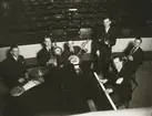 Orkester på kalmar teater med följande medlemmar,från vänster 1. - , 2. - , 3. Bengt Sandholm, 4. Axel Pedersen, 5. Bertil Åkerlund, 6. Gunnar Holmer.