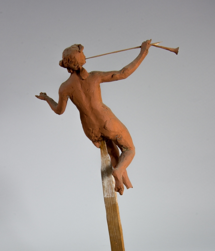 Naken kvinna i helfigur, Fama, med utbredda armar. Hon håller en trumpet.