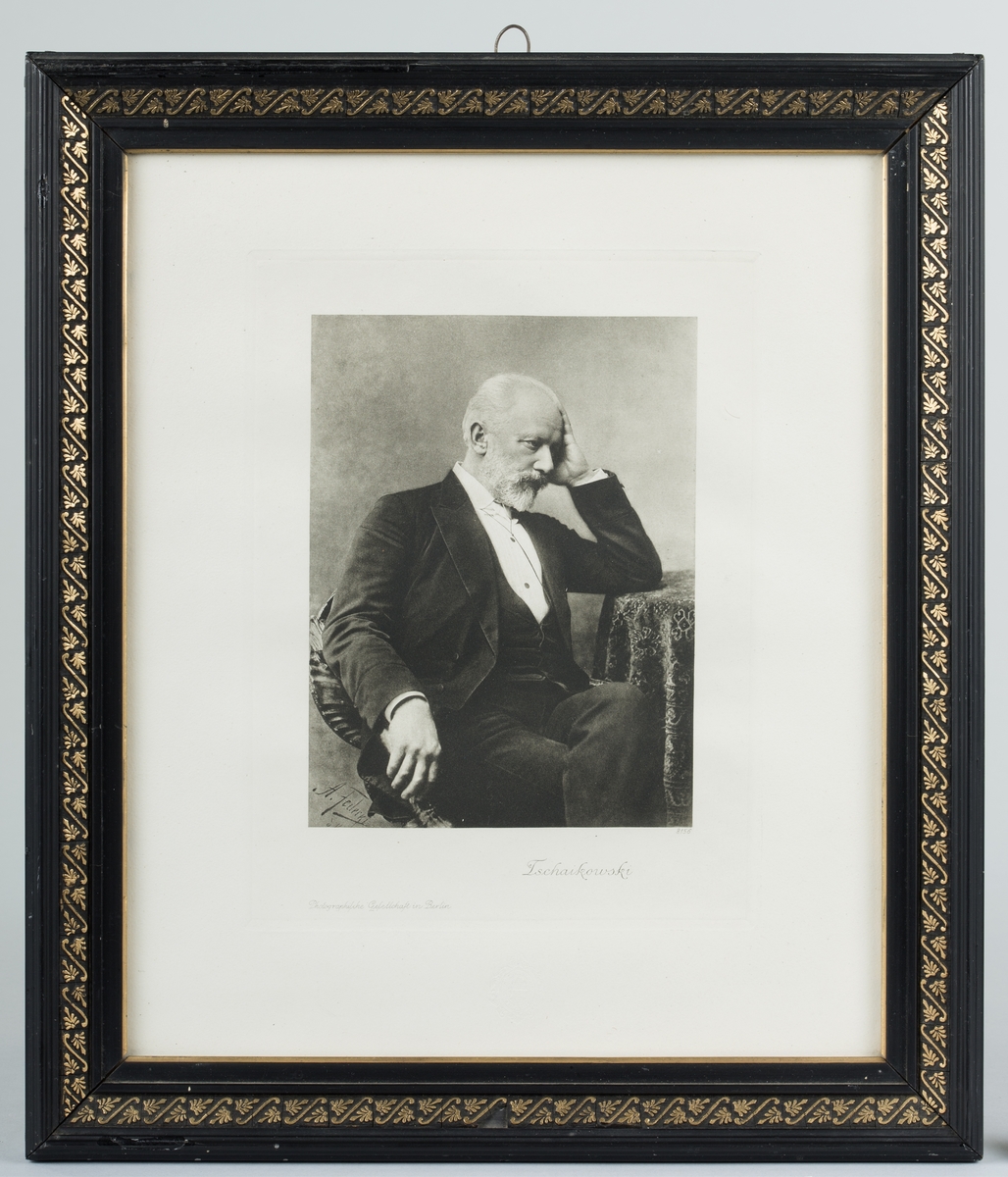 Fotografisk portrett av Tchaikovski, satt i glass og ramme.