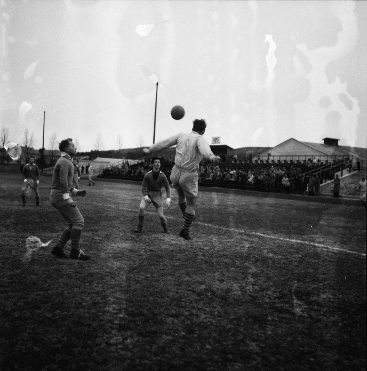 Vardens arkiv. "Fotballkamp. Herkules - Grane  1-0"  30.04.1954