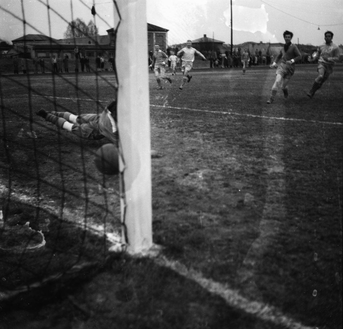 Vardens arkiv. "Fotballkamp. Herkules - Grane  1-0"  30.04.1954