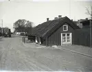 Ängö. Stuga nergrävd i gatan, byggd av Sven-Petter omkring 1850.