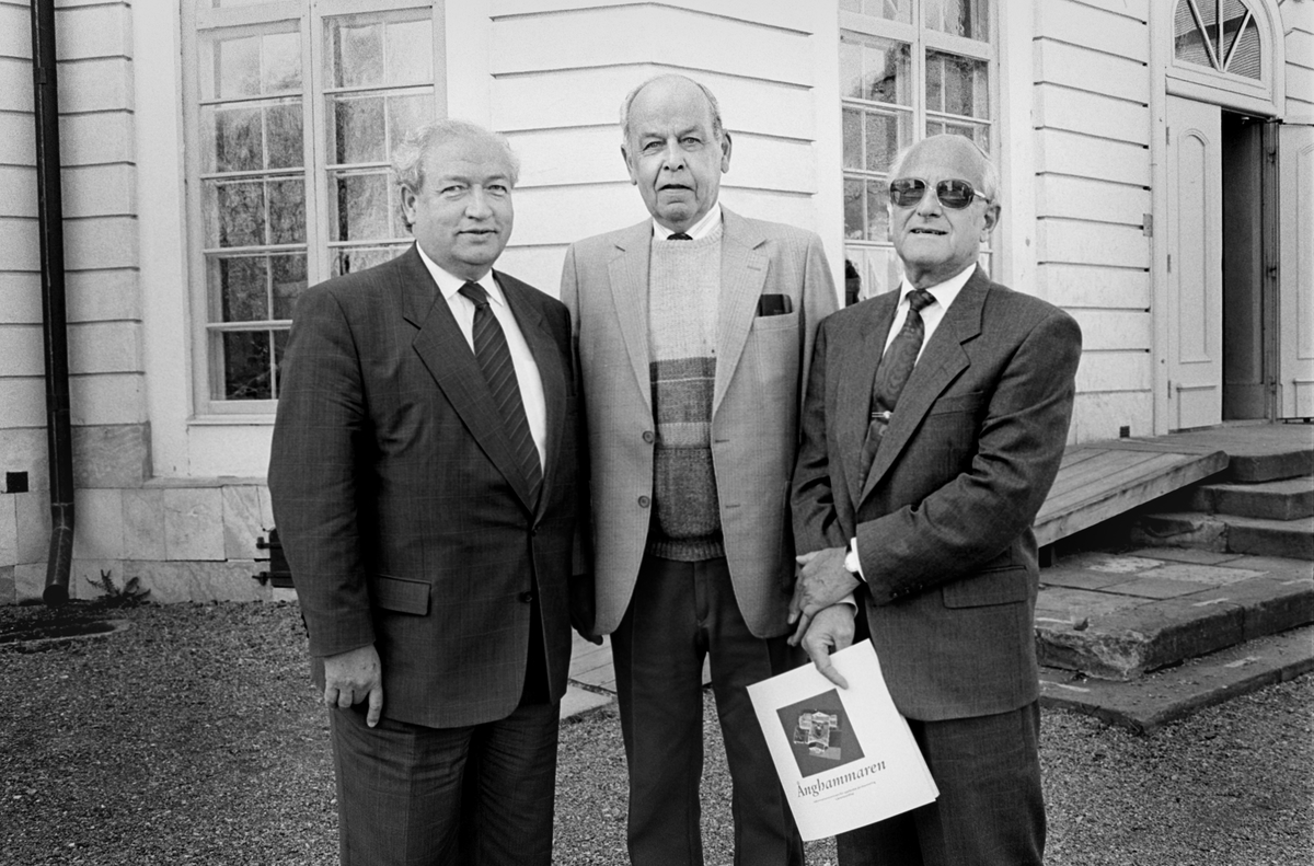 Bevarandet av gamla kulturbyggnader - landshövding Jan-Erik Wikström med tidigare landshövdingar Ragnar Edenman och Hans Alsén, Österbybruk, Uppland 1993