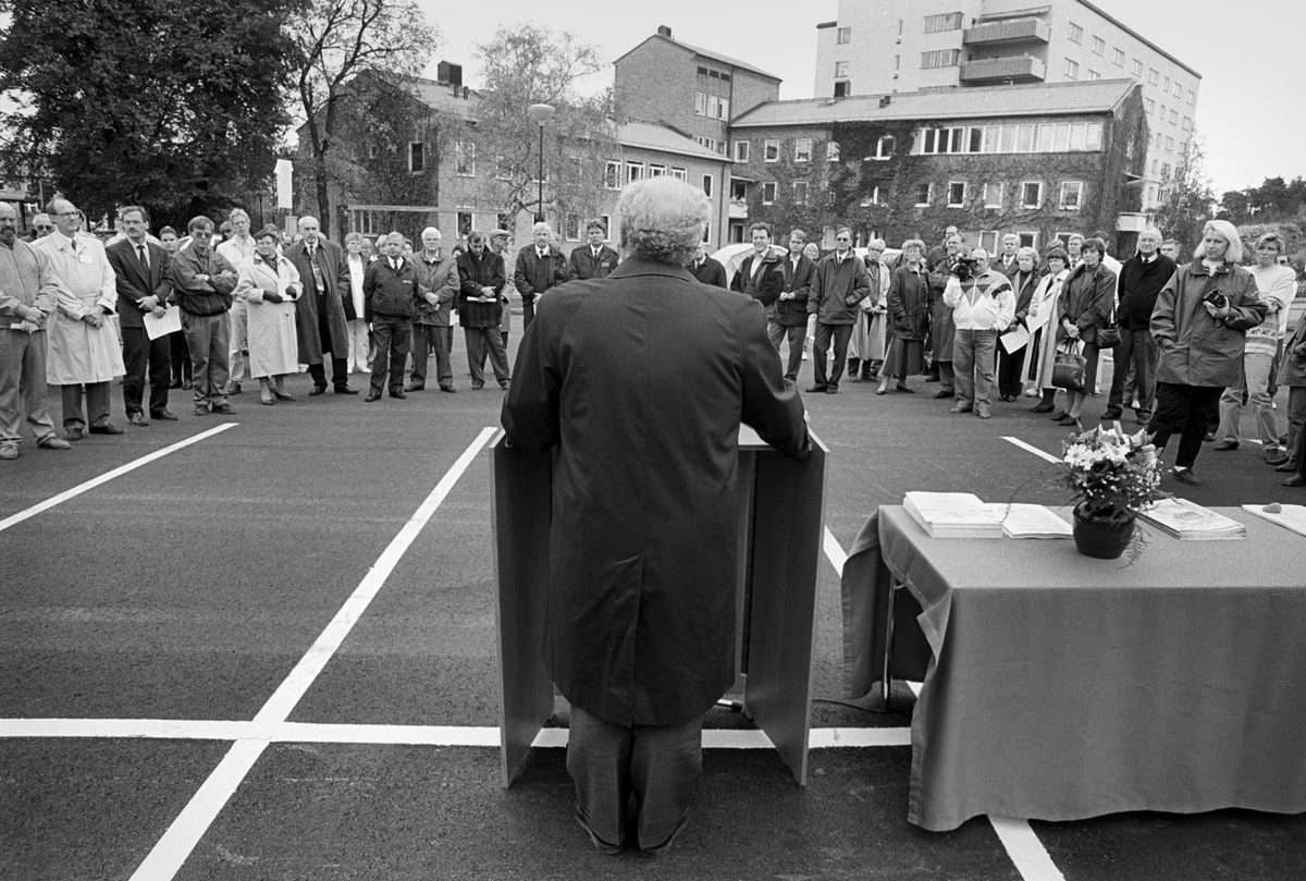 Helikopterinvigning - landshövding Jan-Erik Wikström talar, Akademiska sjukhuset, Uppsala 1993