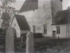 Hossmo kyrka, under gravstenen till vänster vilar landshövding Nerman död 1852. Porten i koret sattes igen 1952.