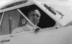 Svensk militär flygare sitter i flygplan TP 83 från F 17 Kallinge vid flygning tilll Turkiet, 1955.