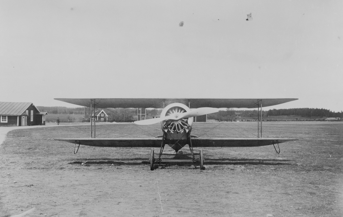 Flygplan FVM Tummelisa står på flygfältet på Malmen. Vy framifrån.