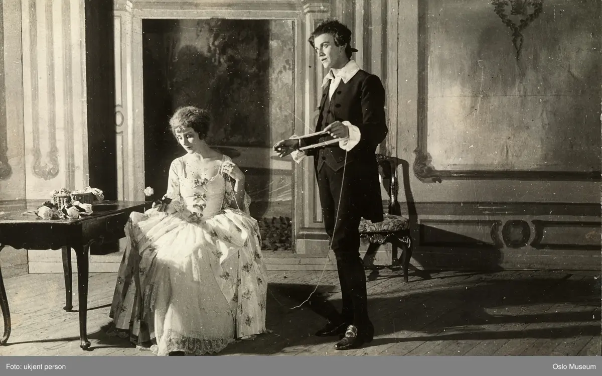 scenebilde, mann, kvinne, skuespillere, rollebilde, "Ambrosius" på Centralteatret, stående og sittende helfigur, kostymer